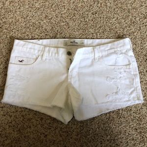 HOLLISTER WHITE DISTRESSED SHORTS